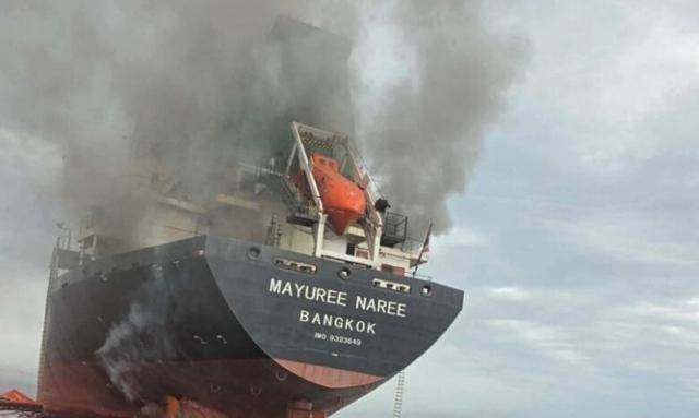 호르무즈 해협을 항해하던 태국 화물선 마유레 나이호가 11일 공격을 받았다고 태국 해군이 밝혔다. 해군은 현재까지 20명의 승무원이 구조돼 오만으로 이송됐다고 덧붙였다. 사진은 공격받은 마유레 나리호. 뉴시스