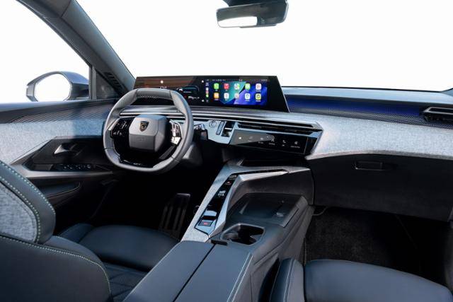 푸조 올 뉴 5008 스마트 하이브리드의 운전석은 최신 '아이-콕핏' 콘셉트가 적용돼 마치 전투기 조종석에 앉은 듯한 몰입감을 준다. 스텔란티스 코리아 제공