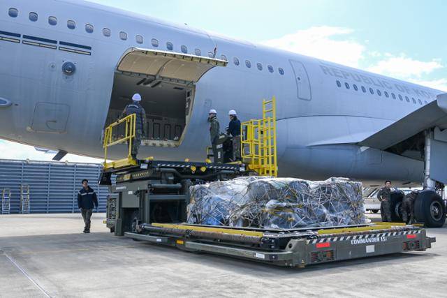 공군 제5공중기동비행단 임무요원들이 13일 '사막의 빛' 작전에 앞서 항공기 부품 및 정비도구와 국민들을 위한 편의용품 등 임무에 필요한 물자들을 공군 공중급유기(KC-330)에 싣고 있다. 뉴시스