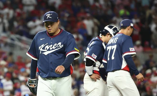 <yonhap photo-2891="">13일(현지시간) 미국 플로리다주 마이애미 론디포파크에서 열린 월드베이스볼클래식(WBC) 대한민국 대 도미니카공화국 준준결승전. 2회말 2사 1, 2루 한국 선발투수 류현진이 교체되고 있다. <저작권자 ⓒ 1980~2026 ㈜연합뉴스. 무단 전재 재배포 금지, AI 학습 및 활용 금지></yonhap>