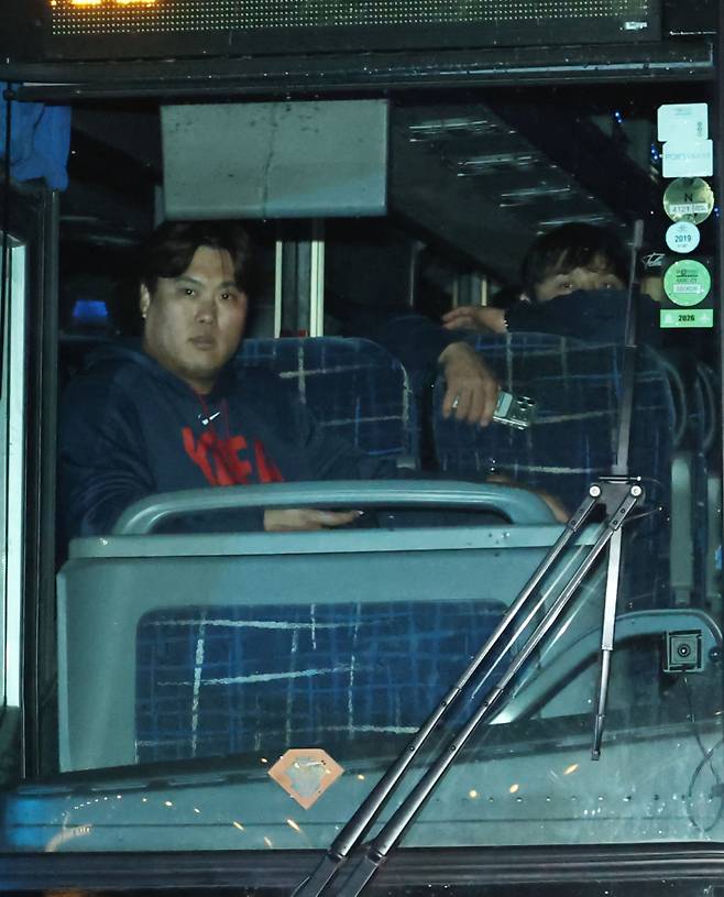 <yonhap photo-5125="">WBC 8강에 진출한 한국대표팀의 류현진과 박동원 등 선수단이 탑승한 버스가 11일(현지시간) 미국 플로리다주 마이애미의 한 호텔에 도착하고 있다. <저작권자 ⓒ 1980~2026 ㈜연합뉴스. 무단 전재 재배포 금지, AI 학습 및 활용 금지></yonhap>