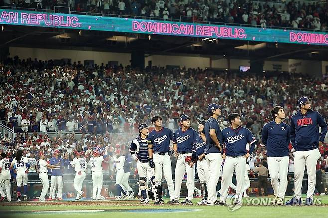 (마이애미=연합뉴스) 윤동진 기자 = 13일(현지시간) 미국 플로리다주 마이애미 론디포파크에서 열린 월드베이스볼클래식(WBC) 대한민국 대 도미니카공화국 준준결승전. 7회말 심판의 콜드게임 선언으로 0-10에 게임을 종료, 패배한 한국 선수들이 아쉬워하고 있다. 2026.3.14 mon@yna.co.kr