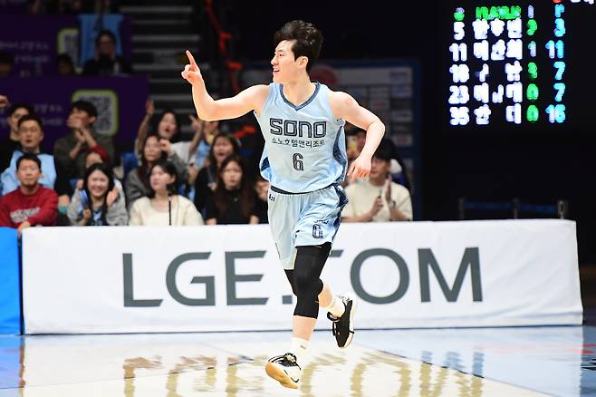 소노 이정현이 15일 고양소노아레나에서 열린 삼성과의 2025~26 LG전자 프로농구 정규리그 경기 중 슛을 터뜨린 뒤 환호하고 있다. 사진=KBL
