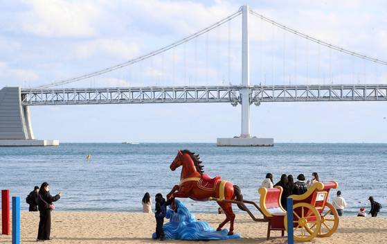 지난해 12월 부산 수영구 광안리해수욕장 모습. 2026년 병오년(丙午年) 붉은 말의 해를 맞아 말 조형물이 설치돼 있다. 뉴스1