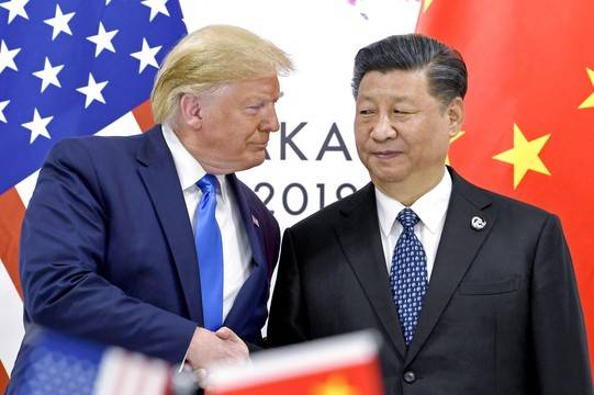 지난 2019년 6월 일본 오사카에서 열린 주요 20개국(G20) 정상회의 계기로 만난 도널드 트럼프 미국 대통령(왼쪽)과 시진핑 중국 국가주석. AP=연합뉴스