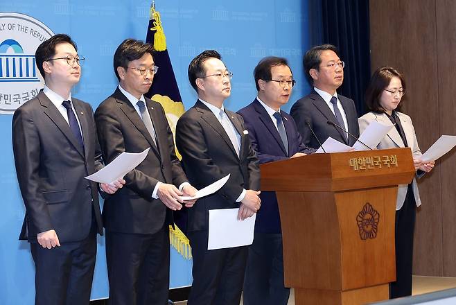 더불어민주당 '윤석열정권 조작기소 진상규명 및 공소취소를 위한 국정조사 추진위원회' 소속 의원들이 15일 국회 소통관에서 신속한 국회 국정조사특별위원회 구성을 위한 국민의힘 협조를 촉구하고 있다. 왼쪽부터 김동아, 이용우, 박성준, 이건태, 김승원, 이주희 의원. 연합뉴스