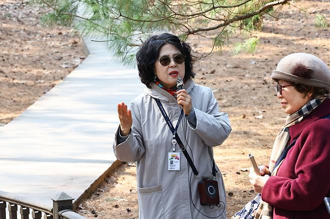 엄흥도의 후손인 엄영임 해설사가 관람객들에게 해설을 하고 있다.