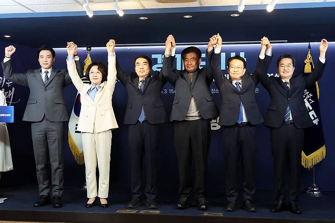 15일 서울 여의도 더불어민주당 중앙당사에서 열린 경기도지사 예비경선 합동연설회에서 후보들이 기념 촬영을 하고 있다. 왼쪽부터 한준호, 추미애, 양기대 예비후보, 소병훈 민주당 중앙당 선거관리위원장, 권칠승, 김동연 예비후보. 뉴스1