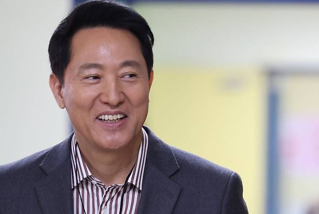 오세훈 서울시장이 13일 서울의 한 초등학교를 방문해 초등안심벨 안전교육 모습을 지켜보기 위해 교실로 향하고 있다. 연합뉴스