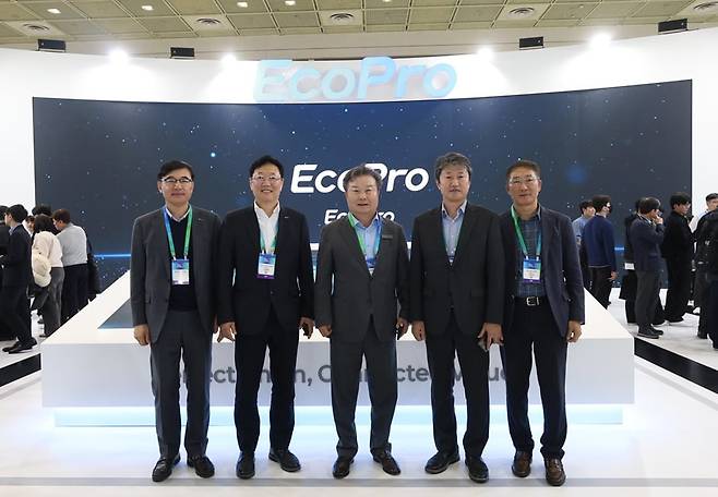 이동채 에코프로 창업주와 그룹 사장단들이 3월 13일 서울 강남구 코엑스에서 열린 인터배터리2026 내 에코프로 전시관에서 함께 사진 촬영을 하고 있다. 박석회 에코프로씨엔지 대표, 김윤태 에코프로이노베이션 대표, 이동채 에코프로 창업주, 송호준 에코프로 대표, 김종섭 에코프로에이치엔 대표. 사진=에코프로