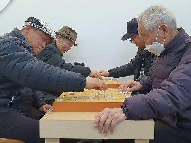 3월 13일 오후 서울 종로구 어르신 전용 여가 공간인 ‘탑골 어르신 문화놀이터’에서 노인들이 장기를 두고 있는 모습. 김은성