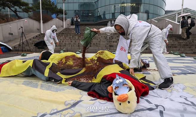 살처분폐지연대 회원들이 15일 서울역 광장에서 살처분 폐지를 촉구하는 퍼포먼스를 하고 있다. 성동훈 기자