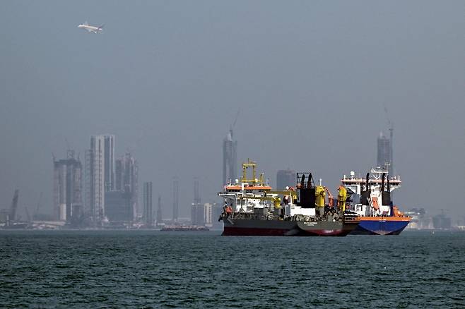 11일(현지시간) 아랍에미리트연합 두바이 앞바다에 상선이 떠 있다.  AFP연합뉴스