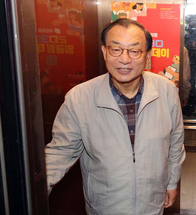 이정현 국민의힘 공천관리위원장이 15일 서울 영등포구 국민의힘 당사에서 열린 비공개 공관위 회의에 참석하기 위해 입장하며 웃음 짓고 있다. 이 위원장은 지난 13일 위원장직에서 물러났다가 이날 복귀했다. 연합뉴스