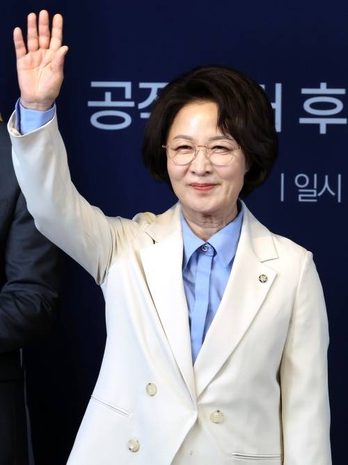 15일 서울 영등포구 더불어민주당 당사에서 열린 더불어민주당 경기도지사 예비경선 합동연설회에 참가한 추미애 의원이 기념 촬영을 하고 있다. 연합뉴스