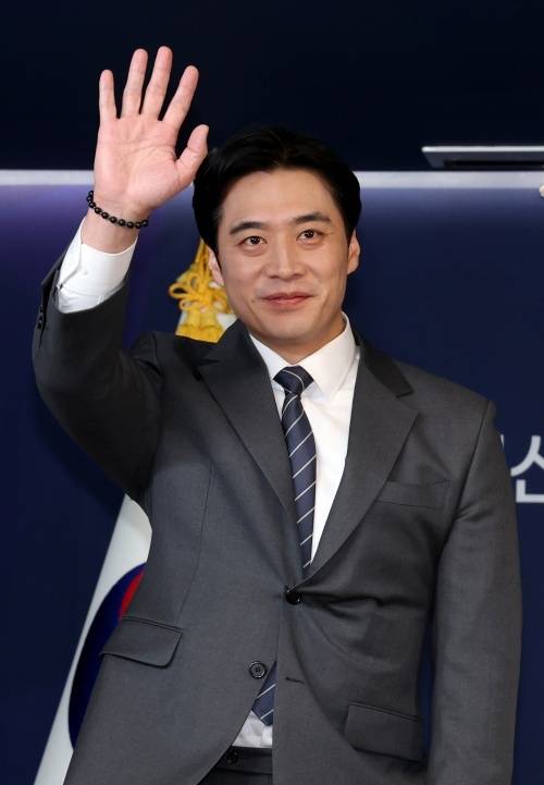 15일 서울 영등포구 더불어민주당 당사에서 열린 더불어민주당 경기도지사 예비경선 합동연설회에서 한준호 의원이 기념사진을 찍고 있다. 연합뉴스