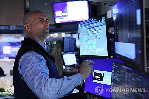 뉴욕증권거래소의 트레이더. [AFP 연합뉴스]