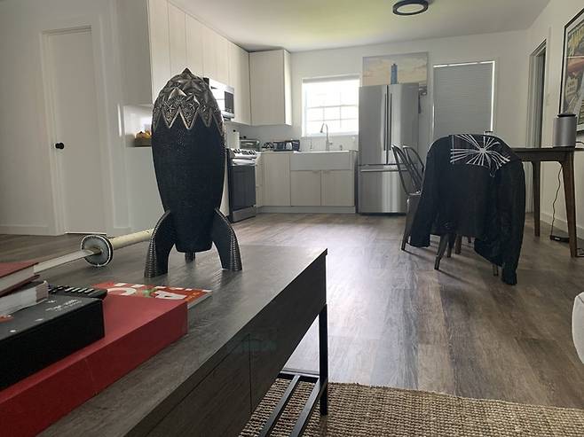 테슬라·스페이스X 관련 소식통으로 알려진 해외 블로거 디마 제뉴크가 미국 텍사스주 보카치카 스타베이스에 있는 일론 머크스 테슬라 최고경영자(CEO)의 주거지 내부를 공개했다. [디마 제뉴크 엑스 캡처]