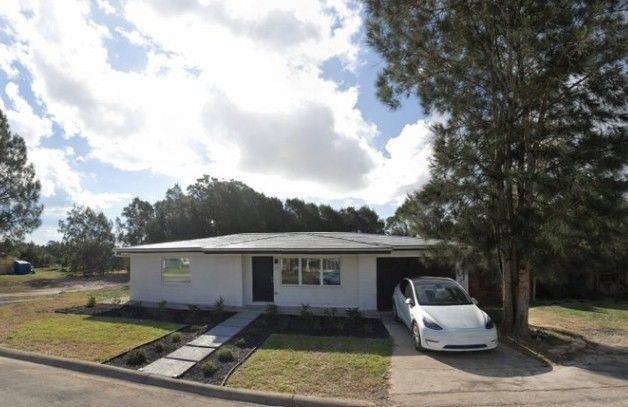 일론 머스크 테슬라 최고경영자(CEO)는 스페이스X로부터 임대한 약 5만달러(약 7400만원) 가치의 조립식 주택에 거주하고 있다. [디마 제뉴크 엑스 캡처]