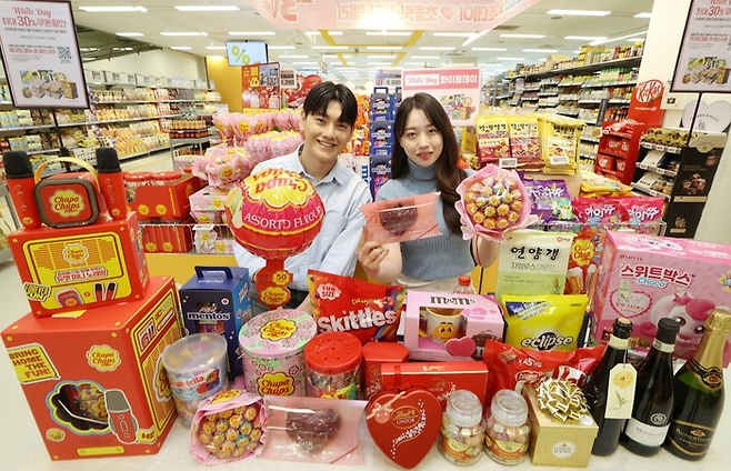 화이트데이를 맞이해 꾸려진 사탕 매대 [연합뉴스]