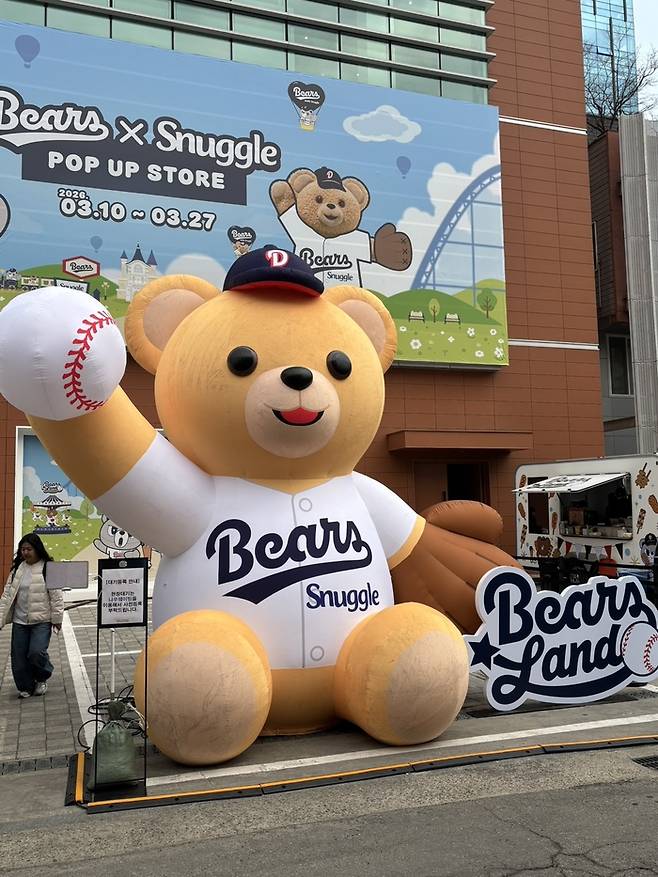 팝업스토어 앞에 위치한 ‘스너곰’ / 사진= 이경동 여행+ 에디터
