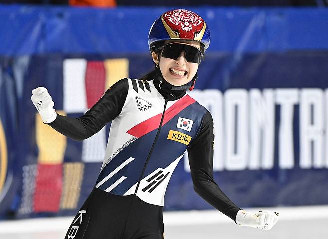 쇼트트랙 세계선수권대회 여자 1000m 정상에 오른 김길리가 기뻐하고 있다. AP연합뉴스