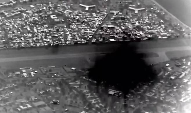 도널드 트럼프 미국 대통령이 13일(현지시간) 미군이 이란의 핵심 석유 수출 기지인 하르그섬의 군사 시설 90여 곳을 타격했다고 밝혔다. 사진은 이날 트럼프 대통령의 소셜미디어인 트루스소셜에 게시된 것으로 하르그섬 내 공격받은 시설에서 검은 연기가 치솟는 모습을 담은 동영상을 캡처한 것이다.  트루스소셜