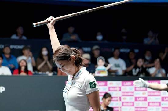 7일밤 SY베리테옴므LPBA챔피언십 결승에서 마지막 공격을 성공하며 우승을 확정지은 김가영이 큐를 들어올리며 기뻐하고 있다. (사진=PBA)