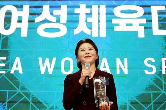 ‘당구여제’ 김가영이 26일 열린 ‘윤곡 김운용여성체육대상’시상식에서 대상을 수상했다. 당구선수로는 최초 수상이다. 김가영은 “당구선수가 스포츠선수로 인정받았다”며 수상소감을 밝혔다. (사진=PBA)