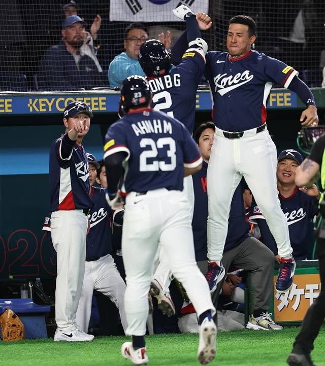 9일 일본 도쿄돔에서 열린 2026 WBC 조별리그 C조 4차전 대한민국과 호주의 경기. 2회초 무사 1루 한국 류지현 감독이 우중간 투런 홈런을 친 문보경을 가리키고 있다. 사진=연합뉴스