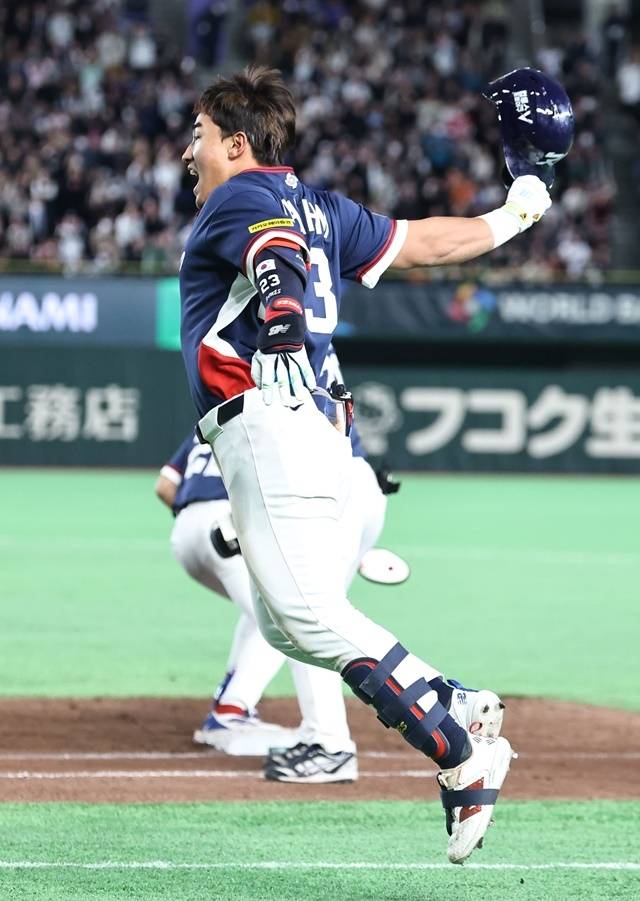 9일 일본 도쿄돔에서 열린 2026 WBC 조별리그 C조 4차전 대한민국과 호주의 경기. 9회초 1사 1, 3루 한국 안현민이 중견수 희생플라이볼을 날린 뒤 기뻐하고 있다. 사진=연합뉴스