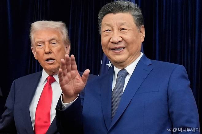 [부산=AP/뉴시스] 시진핑(오른쪽) 중국 국가주석이 30일 부산 김해국제공항 공군기지 나래마루에서 도널드 트럼프 미국 대통령과 만난 자리에서 취재진에 인사하고 있다. 2025.10.30. /사진=민경찬