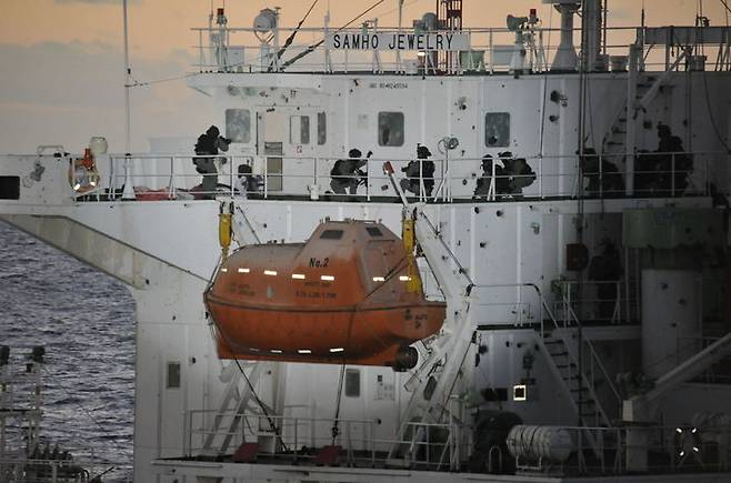 2011년 1월21일 '아덴만 여명작전' 당시 삼호주얼리호 선미를 등반 중인 해군특전대원들의 모습./사진=해군작전사 제공