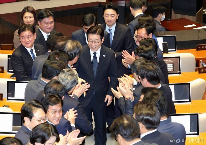 [서울=뉴시스] 국회사진기자단 = 이재명 대통령이 4일 서울 여의도 국회 본회의에서 내년도 정부 예산안에 대한 시정연설을 마치고 의원들의 박수를 받으며 회의장을 나서고 있다. 2025.11.04. photo@newsis.com /사진=