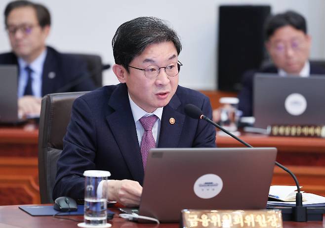 금융권에서 은행 다음으로 많은 운용자산을 지닌 보험업계가 생산금융에 본격 동참한다. 사진은 지난 5일 청와대에서 열린 임시 국무회의에서 발언하는 이억원 금융위원장. /사진=뉴스1