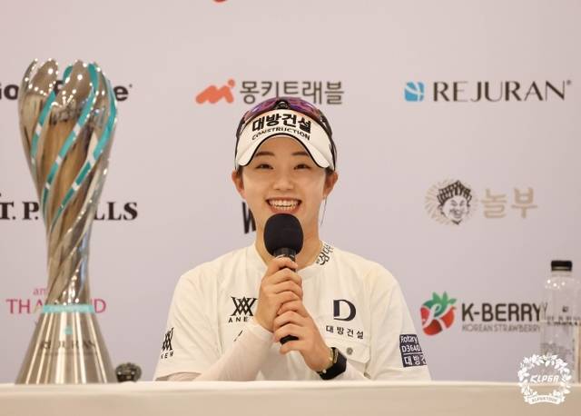 임진영이 15일(한국시간) 태국 촌부리의 아마타스프링CC에서 막 내린 2026 KLPGA투어 개막전 리쥬란 챔피언십에서 우승한 뒤 밝은 표정으로 기자회견장에서 답하고 있다. 사진=KLPGA/박준석 제공