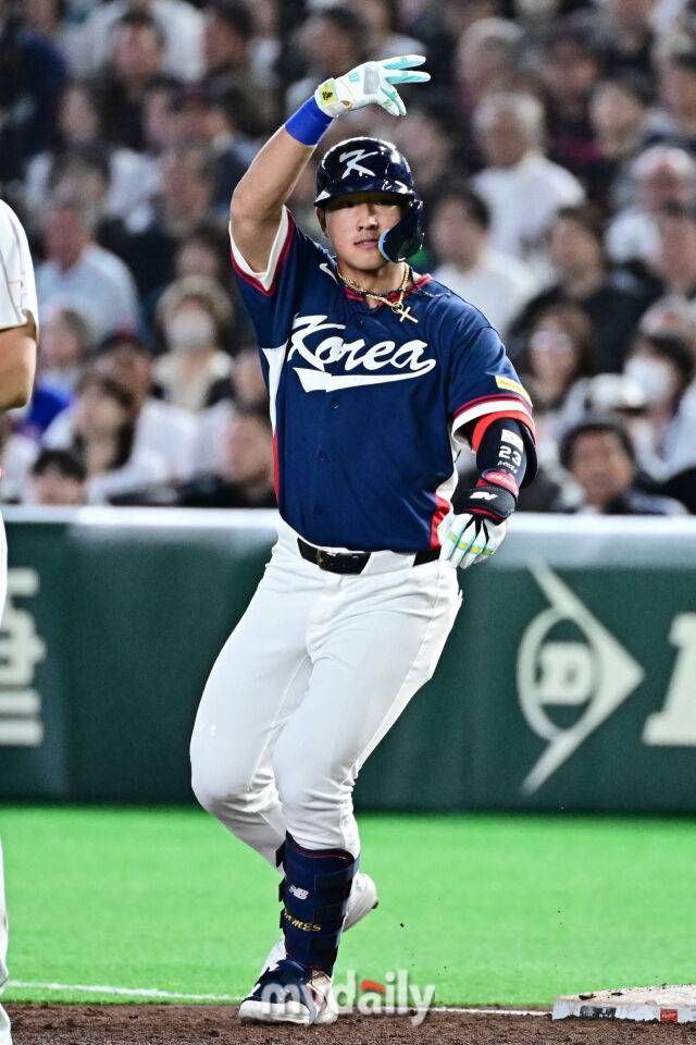 7일 일본 도쿄돔에서 열린 2026 월드 베이스볼 클래식(WBC) 조별리그 한국-일본 경기. 안현민이 3회초 1사 1루에 안타를 친 후 기뻐하고 있다./도쿄(일본)=한혁승 기자 hanfoto@mydaily.co.kr