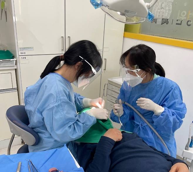 서울시장애인치과병원의 의료진이 장애인 환자를 진료하고 있다. [서울시 장애인치과병원 제공]