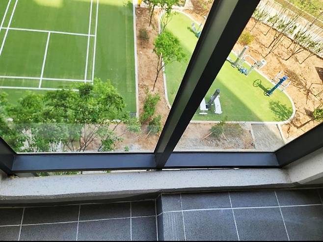 [무안=뉴시스] 창과 창틀에 틈새가 생긴 무안의 신축아파트. (사진=온라인 커뮤니티 보배드림 캡쳐) 2024.05.09. photo@newsis.com <사진은 기사와 직접 관련 없음> *재판매 및 DB 금지