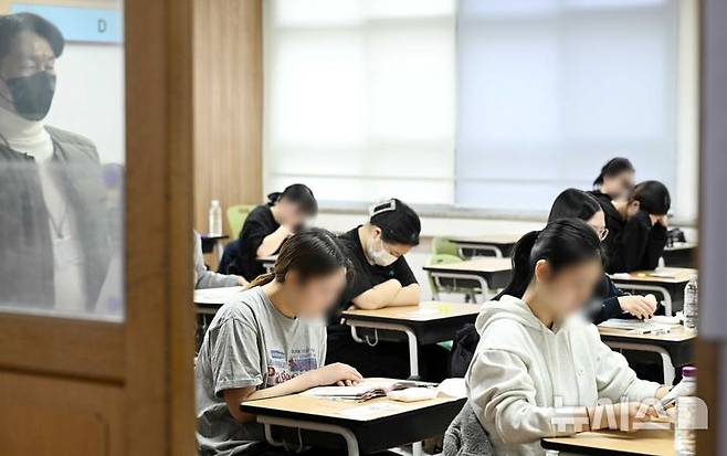 [부산=뉴시스] 하경민 기자 = 2026학년도 대학수학능력시험일인 지난해 11월 13일 부산 연제구 연제고등학교에 마련된 시험장에서 고3 수험생들이 차분하게 시험을 준비하고 있다. (공동취재) 2025.11.13. yulnetphoto@newsis.com
