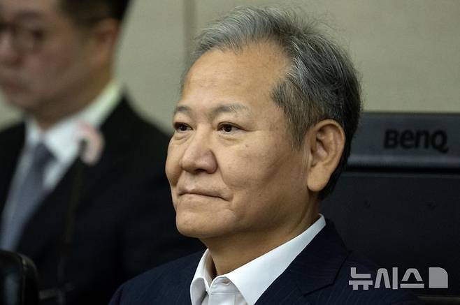 [서울=뉴시스] 사진공동취재단 = 내란전담재판부인 서울고법 형사1부(부장판사 윤성식·민성철·이동현)는 18일 이상민 전 행정안전부 장관의 내란 중요임무 종사 등 혐의 항소심 첫 공판을 진행한다. 사진은 이 전 장관이 지난해 10월 17일 서울 서초구 서울중앙지법에서 열린 내란 중요임무 종사 등 혐의 첫 공판기일에 출석한 모습. 2026.03.15. photo@newsis.com