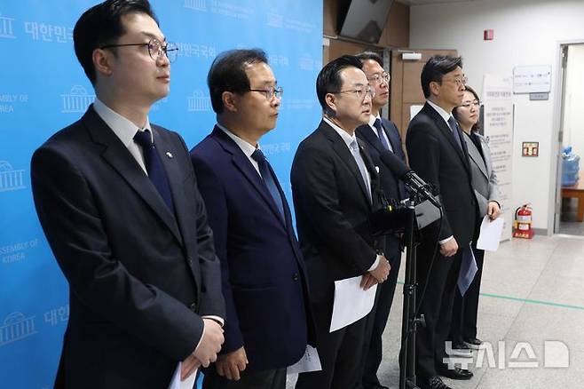 [서울=뉴시스] 조성봉 기자 = 박성준 더불어민주당 국정조사추진위 부위원장이 15일 오전 서울 여의도 국회 소통관에서 열린 윤석열정권 조작기소 진상규명 및 공소취소를 위한 국정조사 추진위원회 현안 관련 기자회견을 마치고 취재진의 질문에 답변하고 있다. 2026.03.15.  suncho21@newsis.com