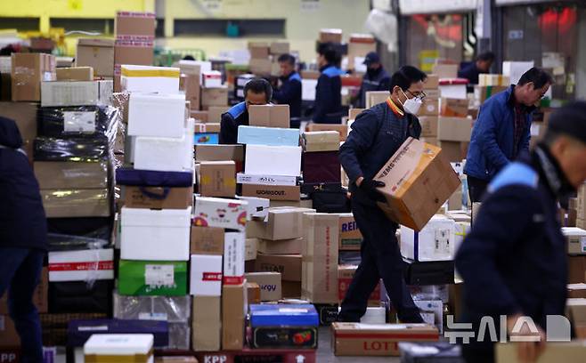 [서울=뉴시스] 김명년 기자 = 설 연휴를 앞둔 지난 2월 11일 오전 서울 광진구 동서울우편물류센터에서 직원들이 택배 분류 작업을 하고 있다. 기사와 관계 없음. 2026.02.11. kmn@newsis.com