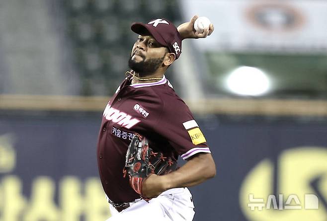 [서울=뉴시스] 정병혁 기자 = 16일 서울 송파구 잠실야구장에서 열린 2025 KBO리그 키움 히어로즈 대 두산 베어스의 경기, 키움 선발 알칸타라가 공을 던지고 있다. 2025.09.16. jhope@newsis.com