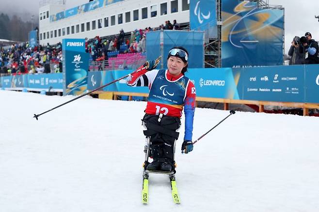 [서울=뉴시스] 김윤지가 15일(한국 시간) 이탈리아 테세로 크로스컨트리 스타디움에서 열린 2026 밀라노·코르티나담페초 동계패럴림픽 크로스컨트리 스키 여자 20㎞ 인터벌 스타트 좌식에서 58분23초3의 기록으로 우승한 뒤 기뻐하고 있다. (사진 = 대한장애인체육회 제공) *재판매 및 DB 금지
