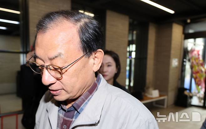 [서울=뉴시스] 조성봉 기자= 이정현 국민의힘 공천관리위원장이 15일 오후 서울 영등포구 국민의힘 당사에서 열린 비공개 공관위 회의에 참석하기 위해 이동하고 있다. 이 위원장은 지난 13일 위원장직에서 물러났다가 이날 복귀했다.(공동취재) 2026.03.15. photo@newsis.com