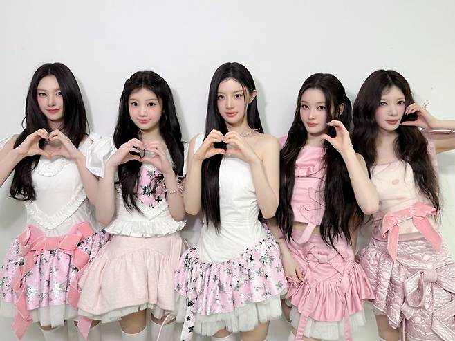 14일 저녁 6시 '아일릿 라이브 - 프레스 스타트♥ 인 서울'을 연 그룹 아일릿. 아일릿 공식 트위터