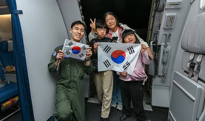 15일 외교부와 국방부에 따르면 공군 다목적 공중급유 수송기 KC-330 '시그너스' 1대가 지난 14일(현지시간) 오후 사우디아라비아 리야드에서 한국인 204명과 외국 국적 가족 5명, 일본 국민 2명 등 총 211명을 태우고 이륙했다. 연합뉴스