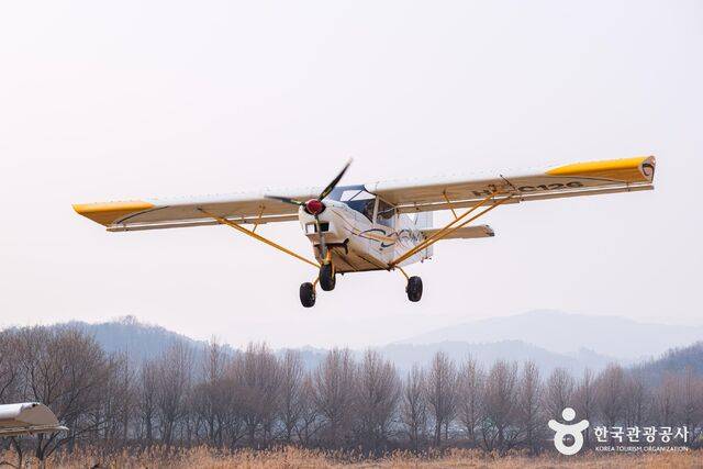 파일럿이 된 기분을 느낄 수 있는 충남 공주 경비행기 체험. 한국관광공사