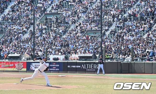 [OSEN=부산, 이석우 기자] 14일 부산 사직야구장에서 2026 신한 SOL KBO 리그 롯데 자이언츠와 LG 트윈스의 시범경기가 열렸다. 홈팀 롯데는 로드리게스가, 방문팀 LG는 임찬규가 선발 출전했다.롯데 자이언츠 선발 투수 로드리게스가 역투하고 있다. 2026.03.14 / foto0307@osen.co.kr